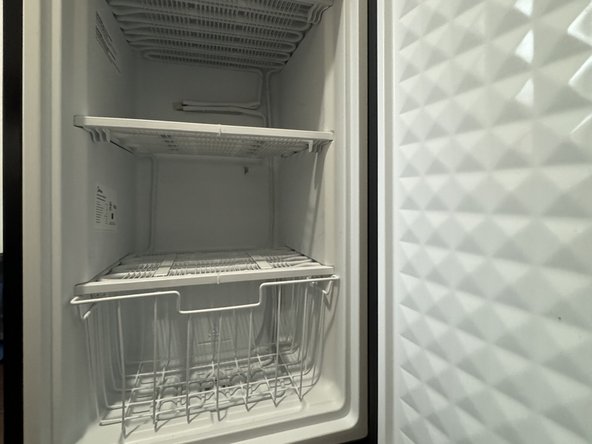 Midea MRU03M2ABB Upright Freezer Door Replacement: 步骤 2 中的图像 1，1